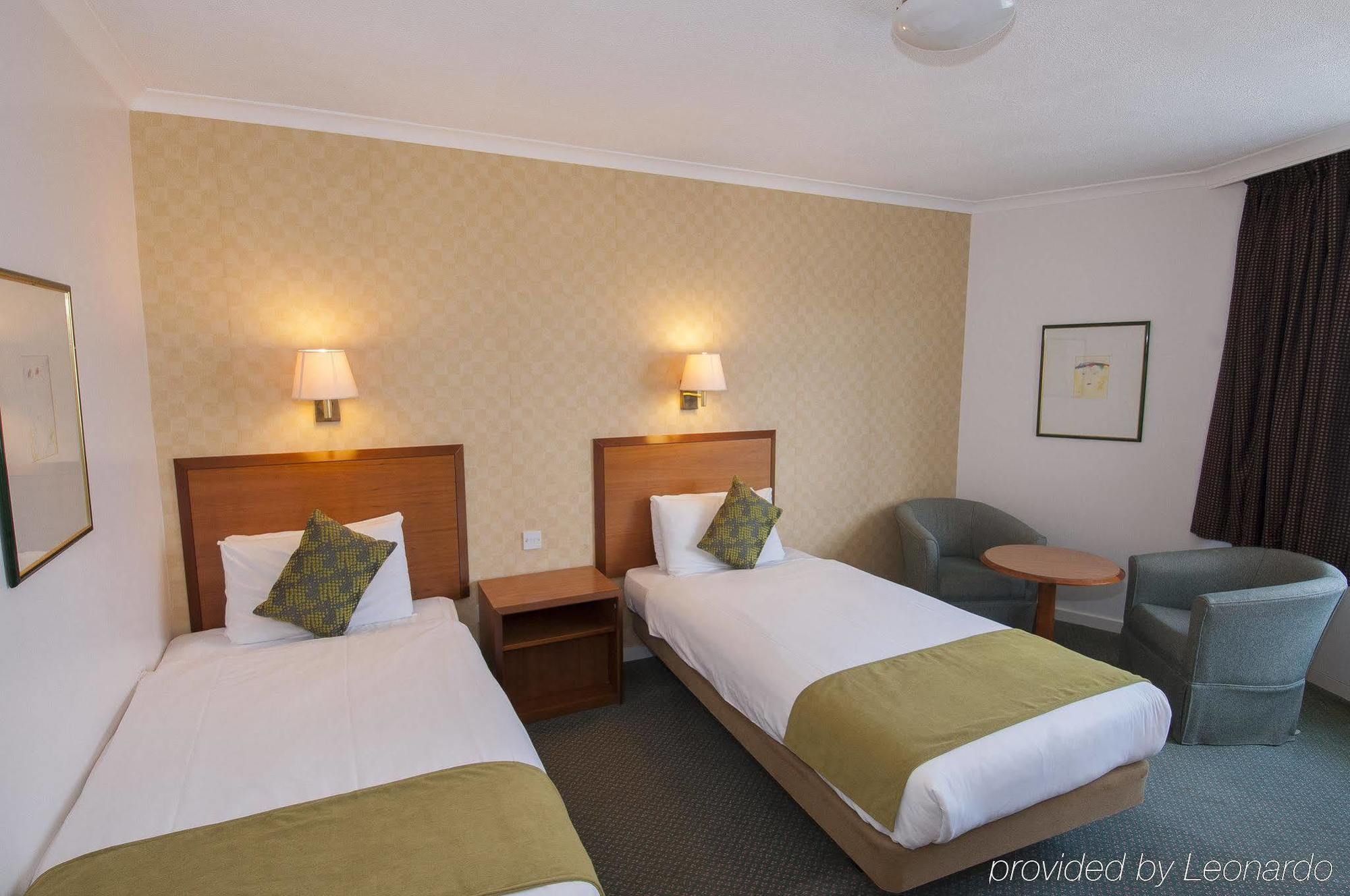 The Bell Hotel Епинг Екстериор снимка