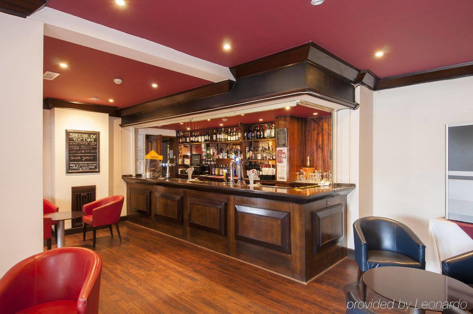 The Bell Hotel Епинг Екстериор снимка