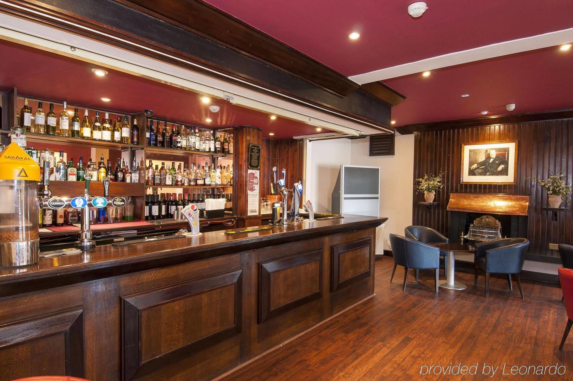 The Bell Hotel Епинг Екстериор снимка