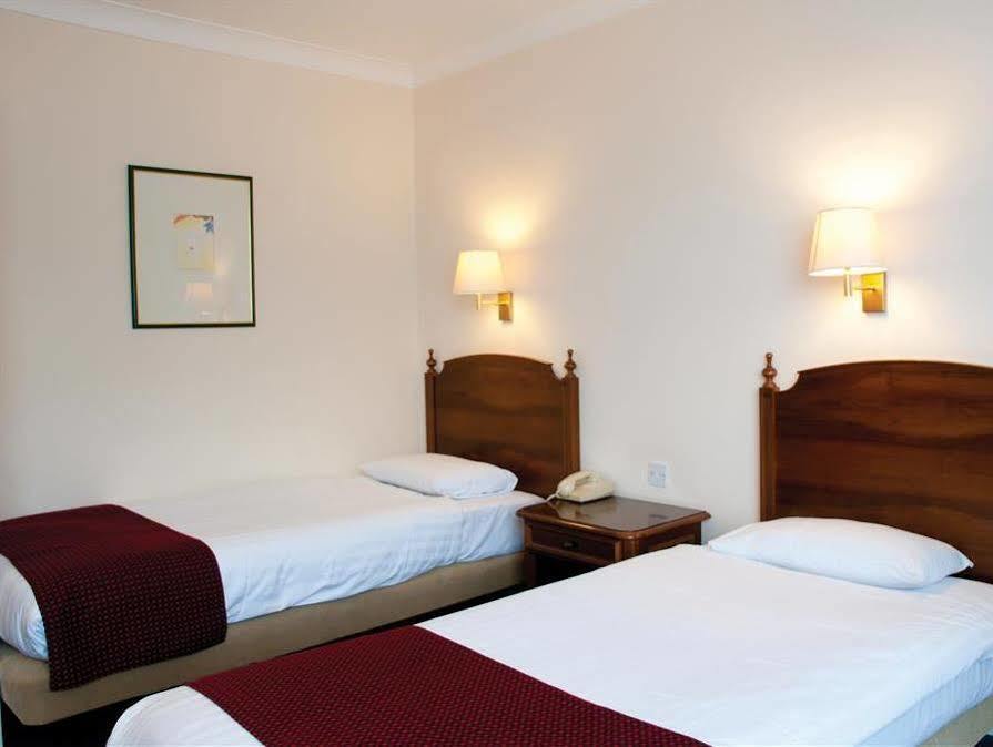 The Bell Hotel Епинг Екстериор снимка