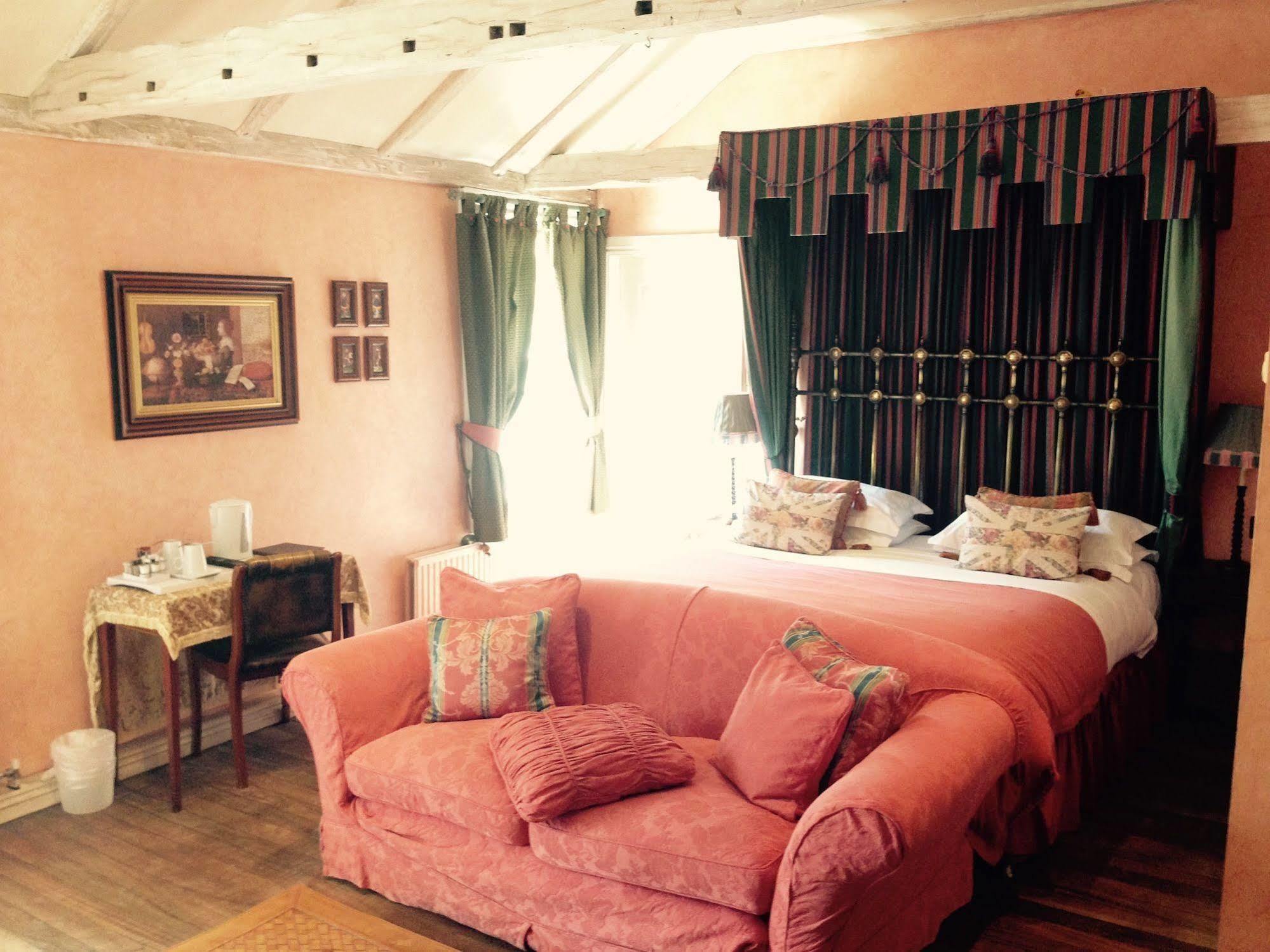 The Bell Hotel Епинг Екстериор снимка