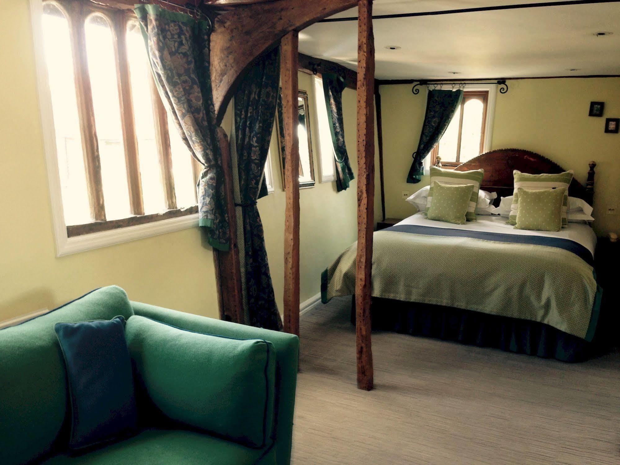 The Bell Hotel Епинг Екстериор снимка