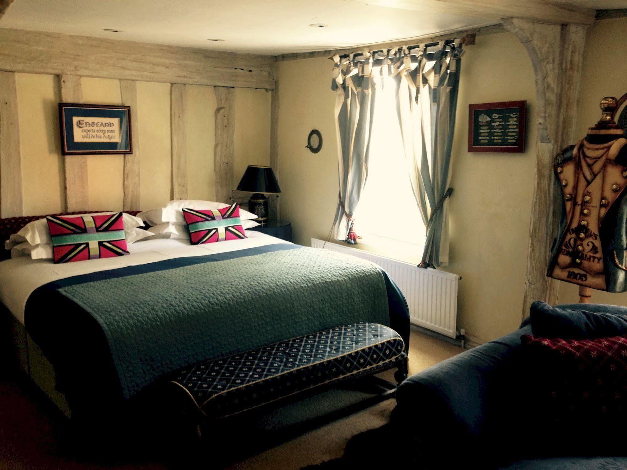 The Bell Hotel Епинг Екстериор снимка