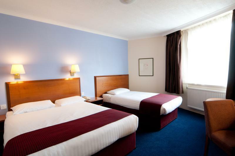 The Bell Hotel Епинг Екстериор снимка